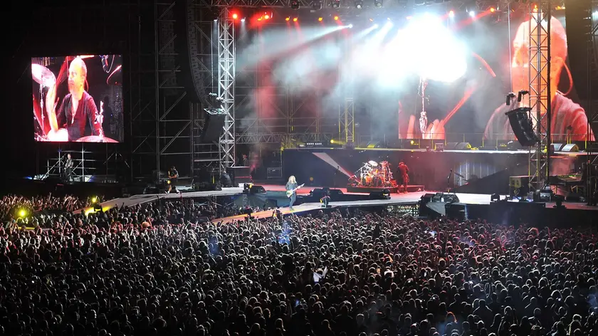 Il palco allestito per il concerto dei Metallica allo stadio Friuli nel 2012 e, sotto, i fan della band