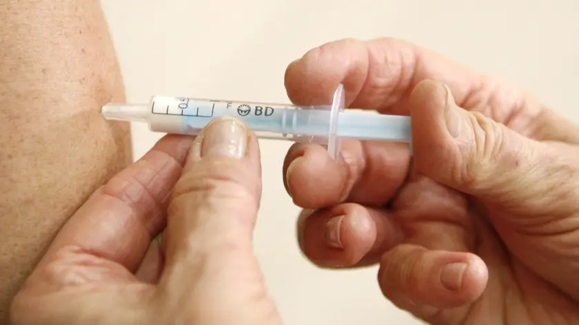 Una foto di archivio mostra un piccolo paziente sottoposto alla somministrazione di un vaccino antinfluenzale. ..Somministrare il vaccino contro l'influenza stagionale a tutti i bambini, a partire dai sei mesi di eta', e non solo a quelli che soffrono di malattie croniche:e' la raccomandazione che la Societa' Italiana di Pediatria..Preventiva e Sociale (Sipps) rivolge a medici e famiglie a..seguito della campagna di vaccinazione promossa dal Ministero della Salute.....ANSA/GUILLAUME HORCAJUELO*************** TRADUZIONE ***************Una foto di archivio mostra un ottavino paziente sottoposto alla somministrazione di un vaccino antinfluenzale. \ nSomministrare il vaccino contro l'influenza stagionale un tutti i bambini, un partire dai sei mesi di eta', e non l'assolo un quelli che soffrono di malattie croniche:e' la raccomandazione che l'il Italiana di di Societa Pediatria..Preventiva e Sociale (Sipps) il rivolge un medici e famiglie a..seguito della campagna di vaccinazione promossa dal il della di Ministero Salutano. \ il n..ANSA/GUILLAUME HORCAJUELO