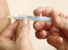 Una foto di archivio mostra un piccolo paziente sottoposto alla somministrazione di un vaccino antinfluenzale. ..Somministrare il vaccino contro l'influenza stagionale a tutti i bambini, a partire dai sei mesi di eta', e non solo a quelli che soffrono di malattie croniche:e' la raccomandazione che la Societa' Italiana di Pediatria..Preventiva e Sociale (Sipps) rivolge a medici e famiglie a..seguito della campagna di vaccinazione promossa dal Ministero della Salute.....ANSA/GUILLAUME HORCAJUELO*************** TRADUZIONE ***************Una foto di archivio mostra un ottavino paziente sottoposto alla somministrazione di un vaccino antinfluenzale. \ nSomministrare il vaccino contro l'influenza stagionale un tutti i bambini, un partire dai sei mesi di eta', e non l'assolo un quelli che soffrono di malattie croniche:e' la raccomandazione che l'il Italiana di di Societa Pediatria..Preventiva e Sociale (Sipps) il rivolge un medici e famiglie a..seguito della campagna di vaccinazione promossa dal il della di Ministero Salutano. \ il n..ANSA/GUILLAUME HORCAJUELO