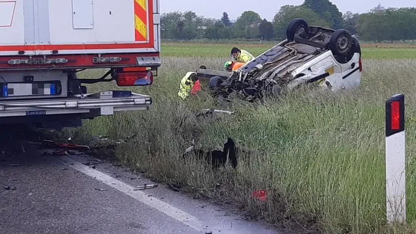 I mezzi incidentati dopo l'impatto: a destra il furgoncino cappottato in un campo