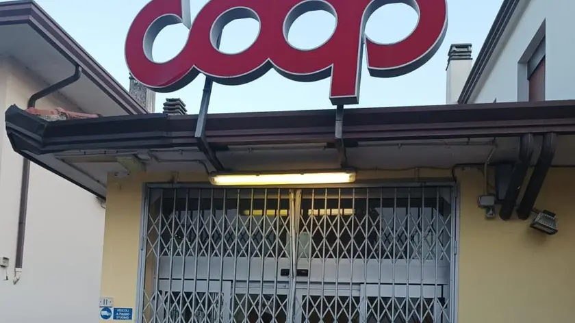 L’ingresso della Coop di via Tessitura con le serrande forzate dai ladri