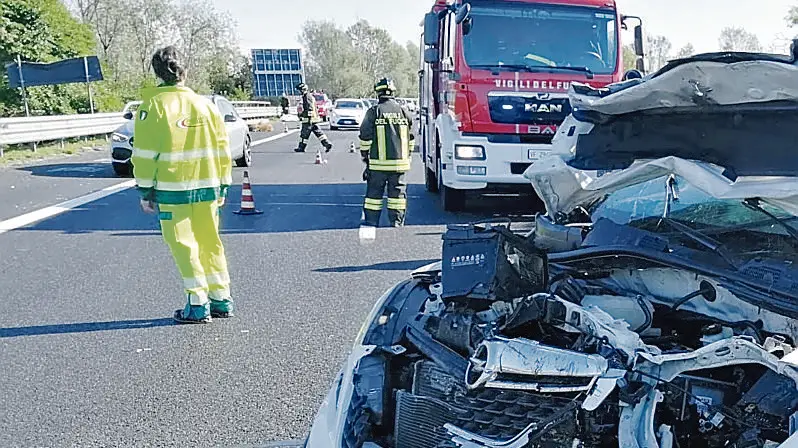 L’auto dopo lo scontro con un cervo sulla corsia di sorpasso in A28, a Porcia