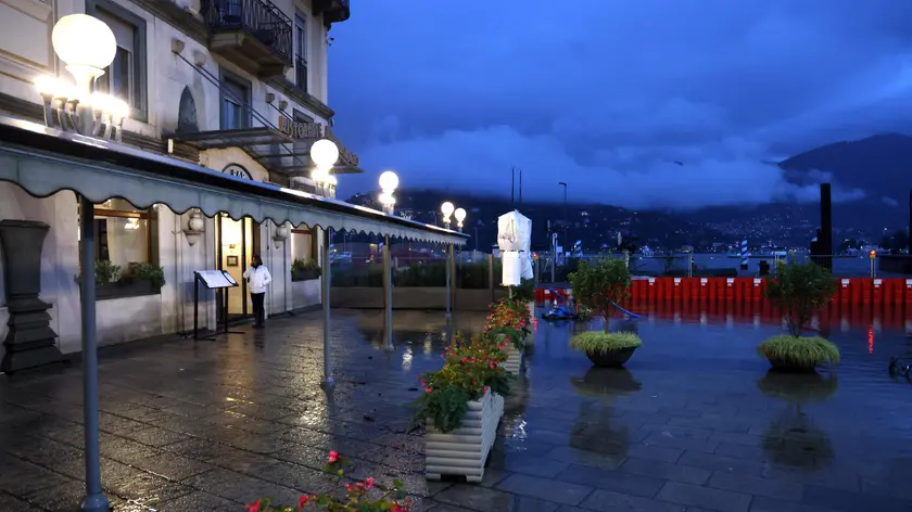 Il lago di Como esonda in piazza Cavour a causa delle copiose piogge cadute nel corso della giornata. Como 2 Novembre 2023. ANSA / MATTEO BAZZI