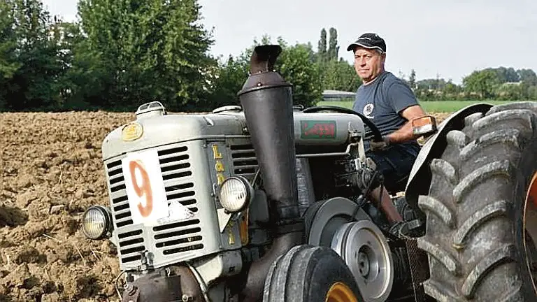Walter Teston alla guida di un trattore Landini