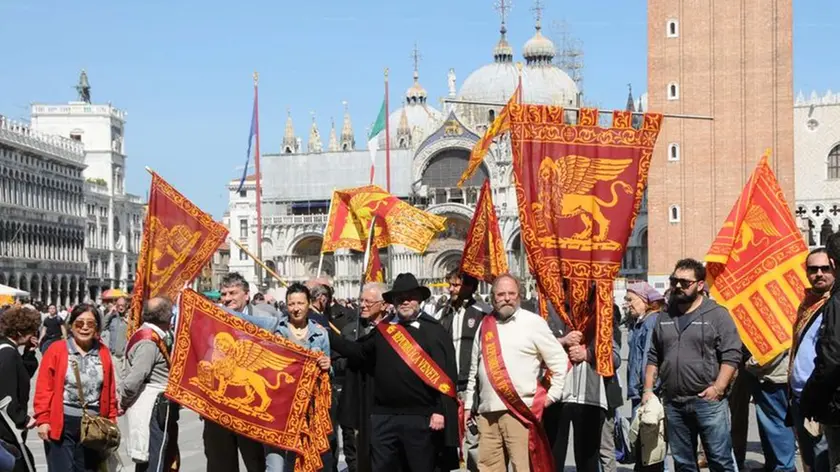 Interpress Pellicani Venezia, 25.04.2012.- San Marco, Manifestqzione "Repubblica Veneta" Gardin.-