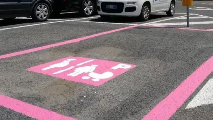 I nuovi stalli rosa saranno realizzati nelle prossime settimane: il via libera è arrivato dalla giunta che ha approvato la delibera comunale