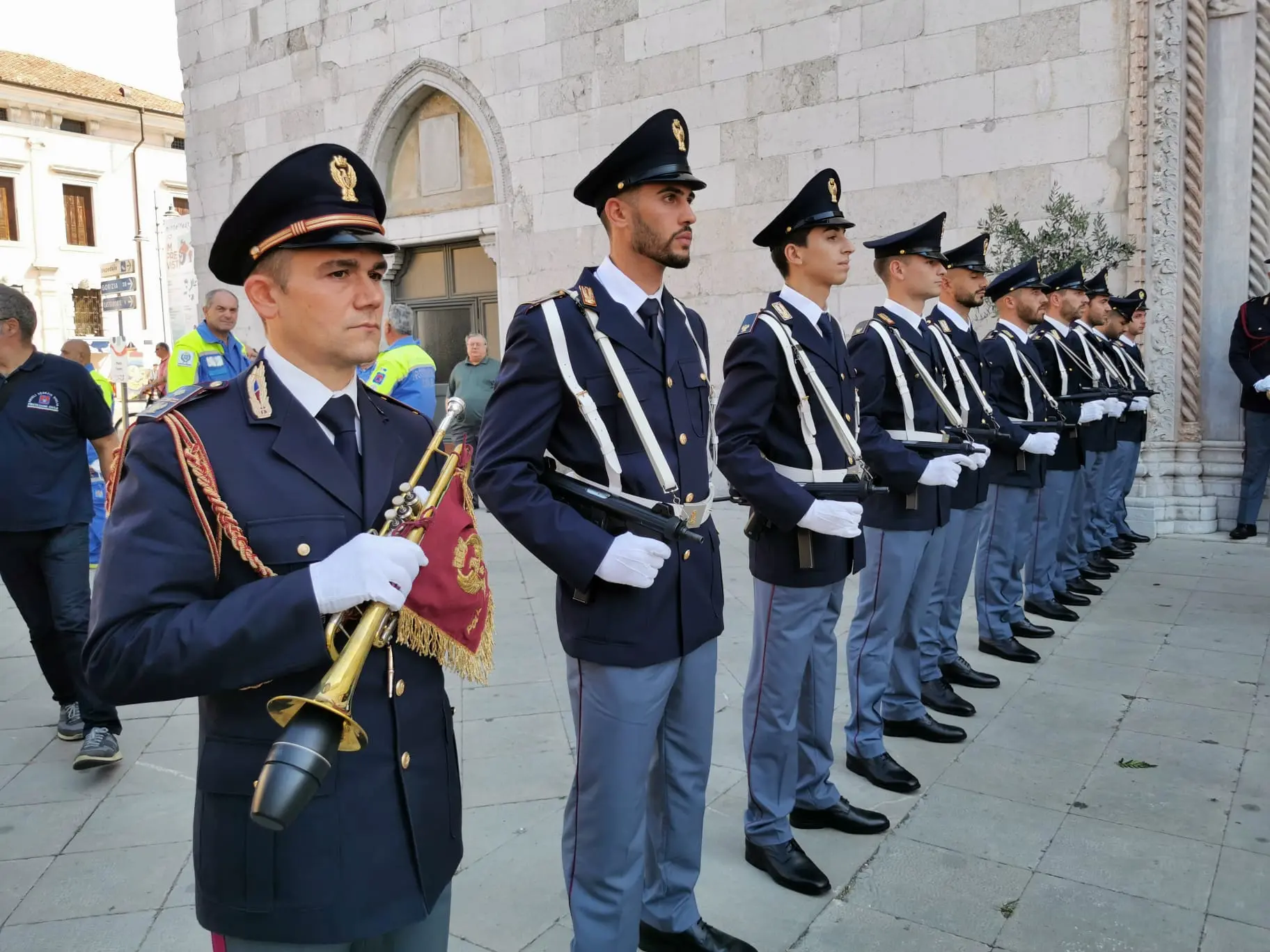 Sono stati celebrati nel duomo di Cividale i funerali di Elena Lo Duca, 56 anni, coordinatrice della Protezione civile di Prepotto, morta travolta da un albero lo scorso 22 luglio mentre era impegnata in un sopralluogo in un’area boschiva interessata da un incendio proprio nella zona di Prepotto. Presenti alle esequie di Lo Duca, assistente capo della polizia al commissariato di Cividale, anche il vicecapo del Dipartimento della Protezione civile nazionale, Immacolata Postiglione, il vicecapo della Polizia, Vittorio Rizzi, il presidente della Regione, Massimiliano Fedriga, il suo vice Riccardi e una folta delegazione di sindaci friulani, i questori delle quattro province, il prefetto di Udine Marchesiello e tanti volontari della Pc. Il feretro, accolto all’ingresso del duomo dal picchetto della Protezione civile e della Polizia e da un lungo applauso.
