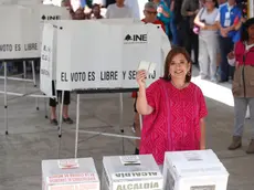 epa11386244 Opposition presidential candidate Xochitl Galvez casts her vote in the Mexican general elections at a polling station in Mexico City, Mexico, 02 June 2024. Mexican people are called to elect more than 20.000 positions around the country, including the president, vice president, and 500 deputies. EPA/SASHENKA GUTIERREZ
