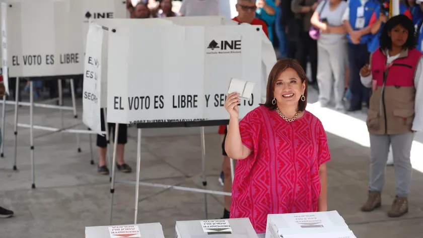 epa11386244 Opposition presidential candidate Xochitl Galvez casts her vote in the Mexican general elections at a polling station in Mexico City, Mexico, 02 June 2024. Mexican people are called to elect more than 20.000 positions around the country, including the president, vice president, and 500 deputies. EPA/SASHENKA GUTIERREZ