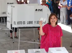 epa11386244 Opposition presidential candidate Xochitl Galvez casts her vote in the Mexican general elections at a polling station in Mexico City, Mexico, 02 June 2024. Mexican people are called to elect more than 20.000 positions around the country, including the president, vice president, and 500 deputies. EPA/SASHENKA GUTIERREZ