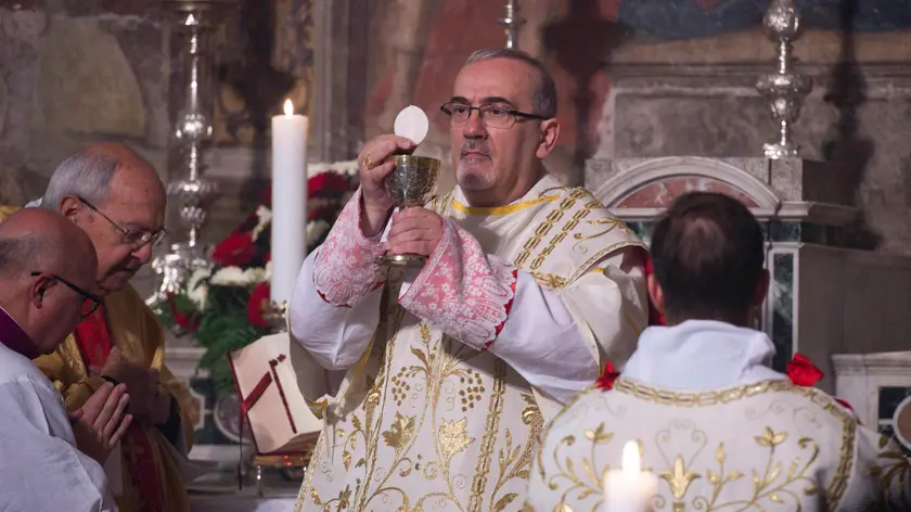 Il cardinale di Gerusalemme Pierbattista Pizzaballa durante la cerimonia per la presa di possesso a Sant'Onofrio a Roma, 1 maggio 2024. ANSA/VATICAN MEDIA +++ NPK +++ NO SALES, EDITORIAL USE ONLY +++ The Cardinal of Jerusalem Pierbattista Pizzaballa during the ceremony for the taking of possession in Sant'Onofrio in Rome, 1 May 2024. ANSA/VATICAN MEDIA +++ NPK +++ NO SALES, EDITORIAL USE ONLY +++