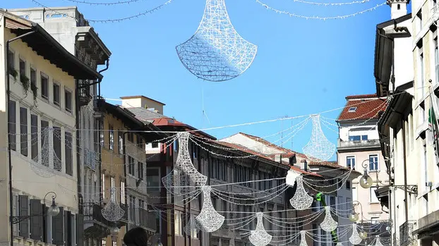 Udine 20 ottobre 2015. Addobbi natalizi in Viaa Mercatovecchio. © Petrussi Foto Press / Diego Petrussi