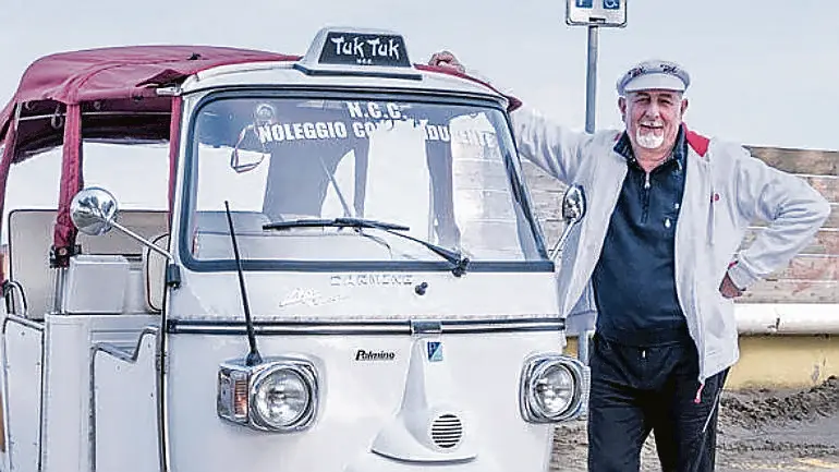 Carmine Desiderio vicino al suo celebre Tuk Tuk a Lignano