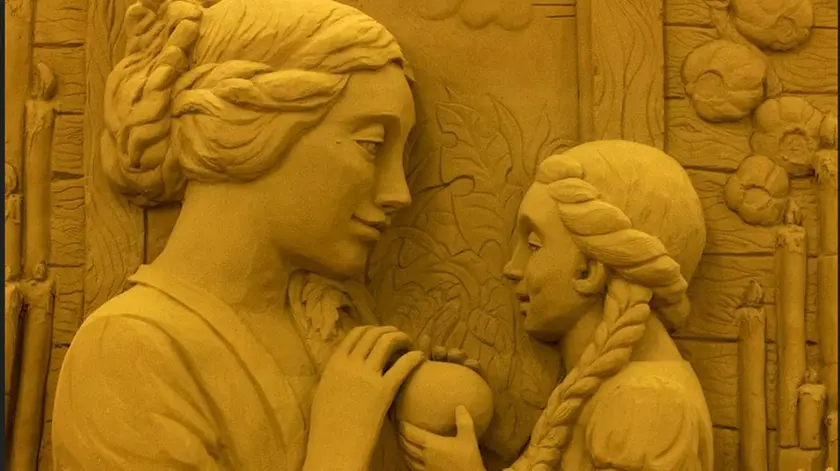 Uno dei dettagli delle sculture esposte a Lignano Sabbiadoro