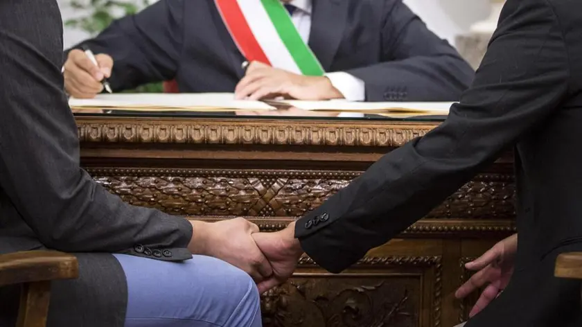 Una delle 16 coppie Gay presenti in Campidoglio in occasione della trascrizione davanti al sindaco Ignazio Marino, del loro matrimonio contratto all'estero, Roma, 18 ottobre 2014..ANSA/MASSIMO PERCOSSI