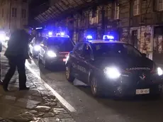 I Carabinieri nei pressi del luogo del sequestro e della violenza, Genova, 15 marzo 2024. Ha sequestrato una donna di 30 anni in casa sua impedendole di uscire e ha tentato di violentarla finché la donna non è riuscita a chiedere aiuto tramite un'amica. Per questo i carabinieri della stazione di Sampierdarena hanno arrestato, accusandolo di violenza sessuale e sequestro di persona, un cittadino romeno di 21 anni. Secondo quando raccontato dalla vittima i due erano conosciuti su un noto sito di incontri e avevano fissato un appuntamento a casa di lui, nel quartiere di Sampierdarena. Ma la donna, quando ha visto che il giovane si stava dimostrando aggressivo, ha mandato la posizione del luogo dove si trovava a un'amica che ha provato a raggiungerla. L'amica, non riuscendo a individuare l'abitazione, ha chiamato i carabinieri. ANSA/ FABRIZIO CERIGNALE