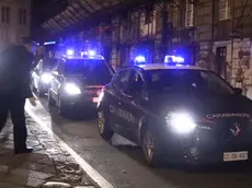 I Carabinieri nei pressi del luogo del sequestro e della violenza, Genova, 15 marzo 2024. Ha sequestrato una donna di 30 anni in casa sua impedendole di uscire e ha tentato di violentarla finché la donna non è riuscita a chiedere aiuto tramite un'amica. Per questo i carabinieri della stazione di Sampierdarena hanno arrestato, accusandolo di violenza sessuale e sequestro di persona, un cittadino romeno di 21 anni. Secondo quando raccontato dalla vittima i due erano conosciuti su un noto sito di incontri e avevano fissato un appuntamento a casa di lui, nel quartiere di Sampierdarena. Ma la donna, quando ha visto che il giovane si stava dimostrando aggressivo, ha mandato la posizione del luogo dove si trovava a un'amica che ha provato a raggiungerla. L'amica, non riuscendo a individuare l'abitazione, ha chiamato i carabinieri. ANSA/ FABRIZIO CERIGNALE