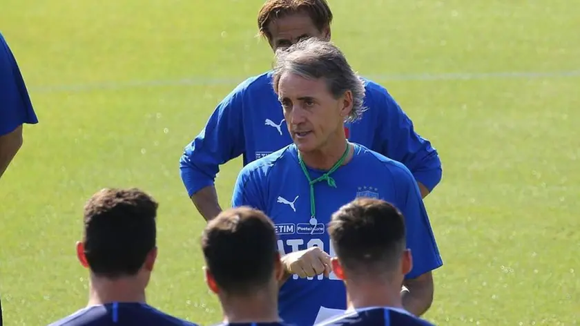 Italy's head coach Roberto Mancini (C) talks with players during a team training session at the Coverciano sportive center, near Florence, Italy, 26 May 2018. ANSA/CLAUDIO GIOVANNINI