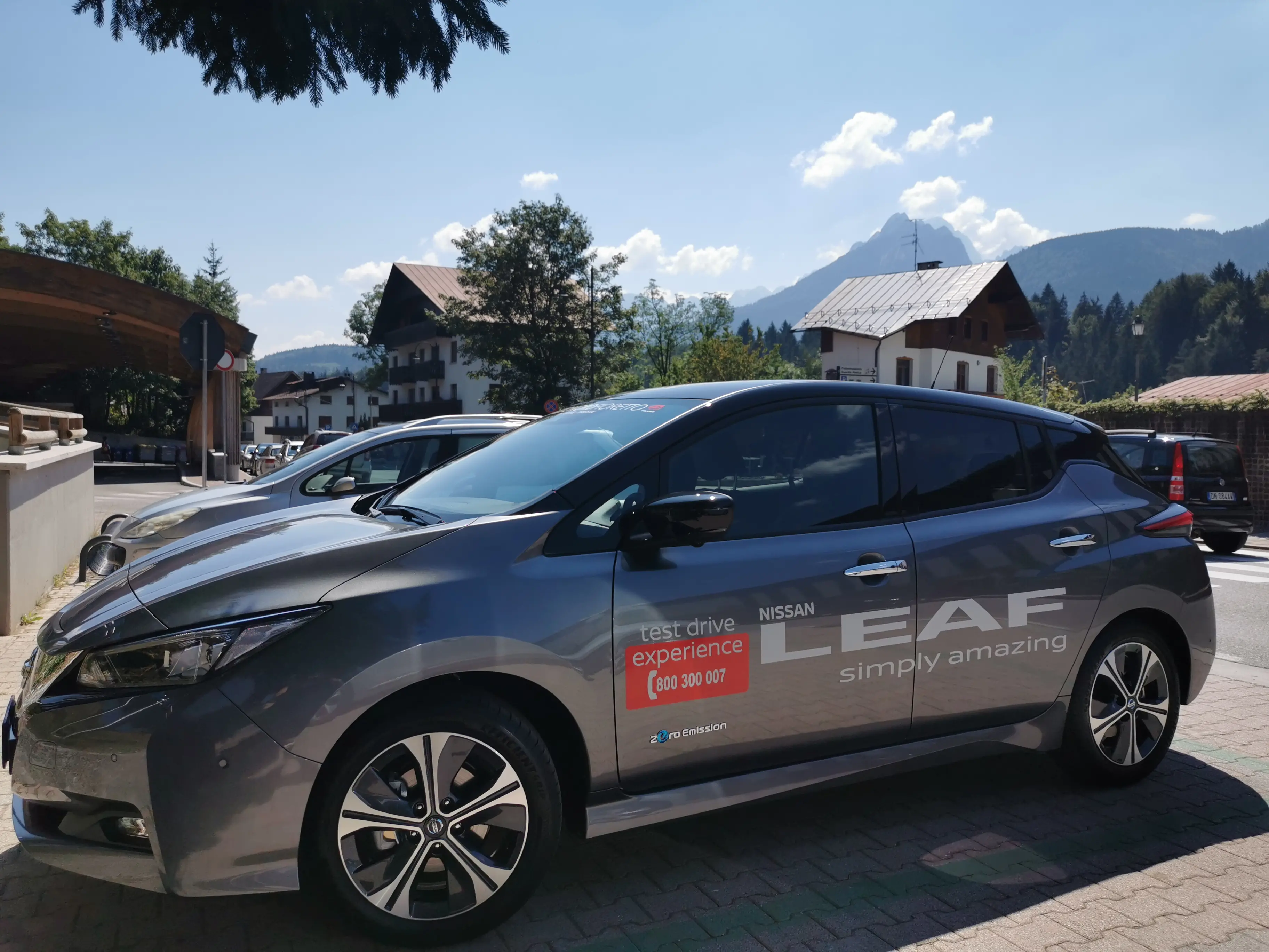 La Nissan Leaf (messa a disposizione dalla concessionaria Autonord Fioretto di Reana del Rojale) fuori da un punto di ricarica a Tarvisio