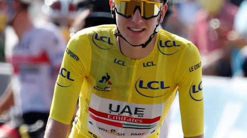 epa08683858 Slovenian rider Tadej Pogacar of UAE-Team Emirates wearing the overall leader's yellow jersey before the start of the 21th stage of the Tour de France cycling race over 122 km from Mantes la Jolie to Paris, France, 20 September 2020. EPA/SEBASTIEN NOGIER