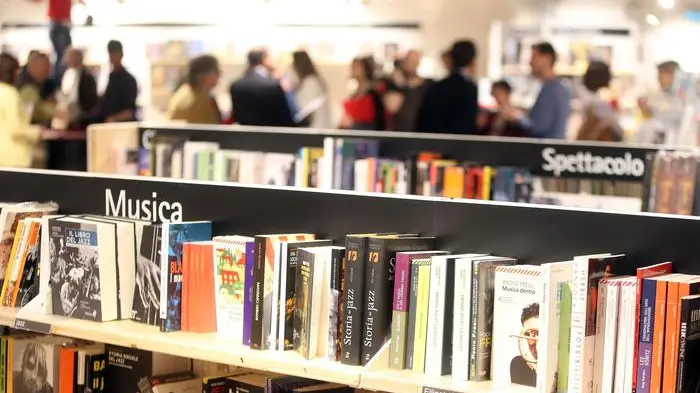 Libri allineati sugli scaffali di una libreria in un'immagine d'archivio. ANSA / MATTEO BAZZI