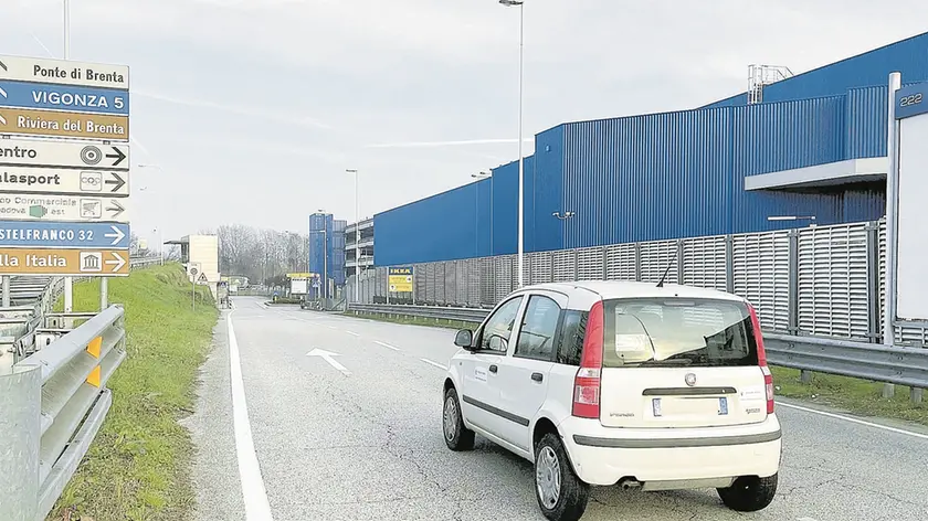 Il bivio tra via San Marco e via Fraccalanza dove è stata fermata la Seat e dove i poliziotti della questura di Monfalcone hanno sparato alcuni colpi di pistola