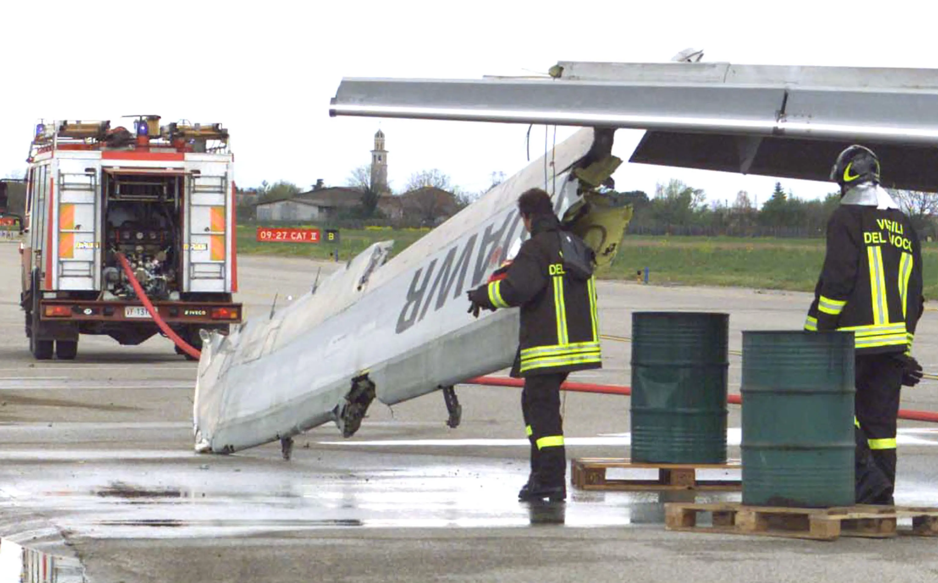 20040420 - RONCHI DEI LEGIONARI, GORIZIA,- CRO - AEREO URTA AUTOCARRO IN AEROPORTO TRIESTE, NESSUN FERITO. Due vigili del fuoco osservano i danni riportati dall' aereo MD80 dell' Alitalia, dopo l'urto con un autocarro che si trovava nella zona fra la pista di atterraggio e il piazzale. Nell' incidente, fortunatamente non vi sono stati feriti e tra i passeggeri c'era il cantante Lucio Dalla. FRANCESCO CALLIGARIS -ANSA-CD