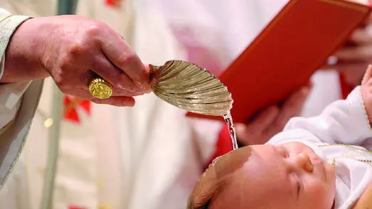 Benedetto XVI battezza uno dei bambini, in una foto del 10 gennaio 2010, in occasione della celebrazione del Battesimo del Signore, nella basilica di san Pietro, in Vaticano. ANSA/ UFFICIO STAMPA OSSERVATORE ROMANO +++ NO SALES - EDITORIAL USE ONLY +++