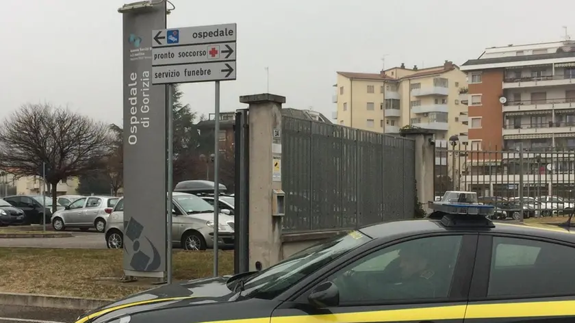 Una vettura della Guardia di Finanza davanti all'ospedale di Gorizia, dove due medici sono stati sospesi per un anno dal Gip al termine di indagini svolte dal Comando Provinciale di Gorizia, 24 febbraio 2017. ANSA / US GUARDIA FINANZA +++ANSA PROVIDES ACCESS TO THIS HANDOUT PHOTO TO BE USED SOLELY TO ILLUSTRATE NEWS REPORTING OR COMMENTARY ON THE FACTS OR EVENTS DEPICTED IN THIS IMAGE; NO ARCHIVING; NO LICENSING+++