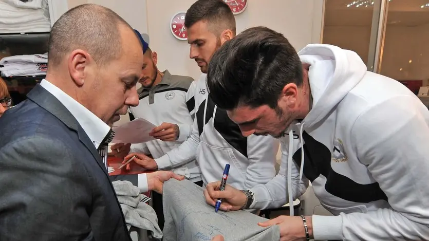 Gemona, 05 marzo 2015 Serie A 2013/2014. I giocatori dell'Udinese, attaccante dell'Udinese Cyril Thereau, difensore dell'Udinese Thomas Heurtaux e portiere dellÕUdinese Simone Scuffet firmano autografi e fanno foto con i propri tifosi presso il negozio di mobili Larredopiu'. Copyright Foto Petrussi / Ferraro Simone