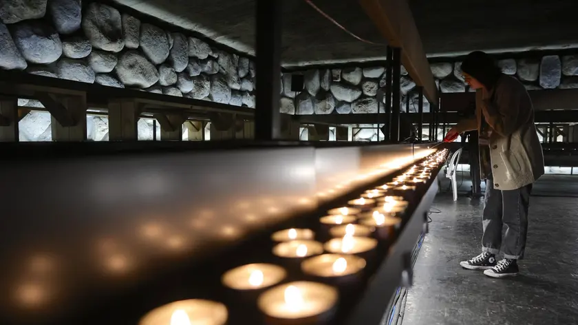 epa10577161 People light candles in the 'Hall of Remembrance' during the Holocaust Martyrs' and Heroes' Remembrance Day's official state opening ceremony in the Yad Vashem Holocaust memorial museum in Jerusalem, 17 April 2023. Israel marks Holocaust Memorial Day in memory of the six million Jews who were killed in the Holocaust by the German Nazis during World War II. EPA/ABIR SULTAN