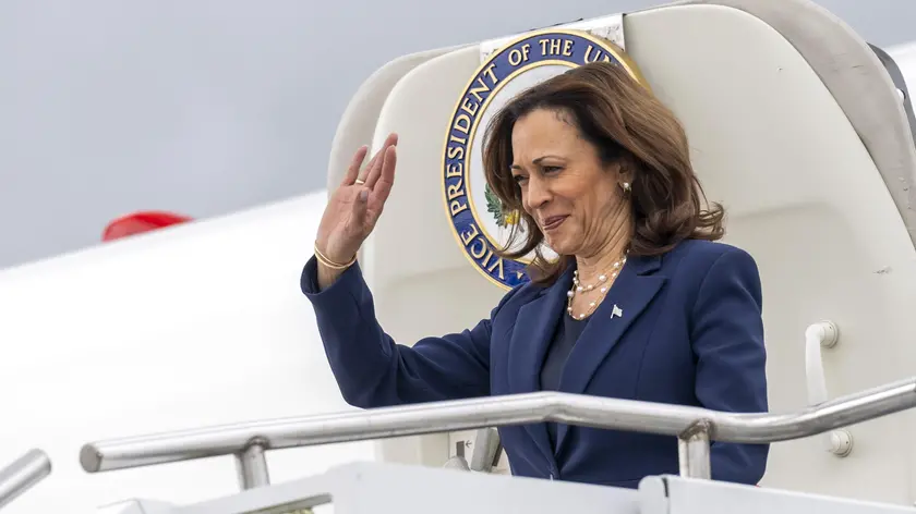 epa11411563 US Vice President Kamala Harris waves after arriving at Zurich airport in Zurich Kloten, Switzerland, 15 June 2024. International heads of state gather on 15 and 16 June at the Buergenstock Resort in central Switzerland for the two-day Summit on Peace in Ukraine. EPA/ENNIO LEANZA / POOL EDITORIAL USE ONLY