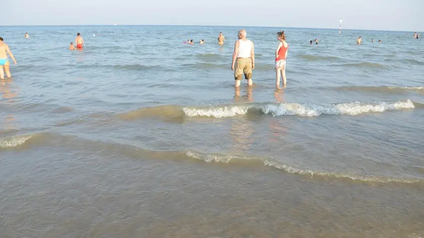 C'è chi ha trovato un po' di refrigerio al mare a Lignano