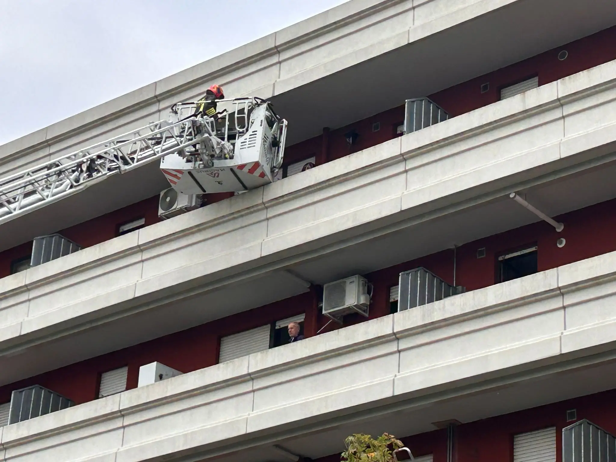 Ben 5 mezzi sono serviti per prestare soccorso ai residenti del condominio di via Pirona, in località Cussignacco (Udine)