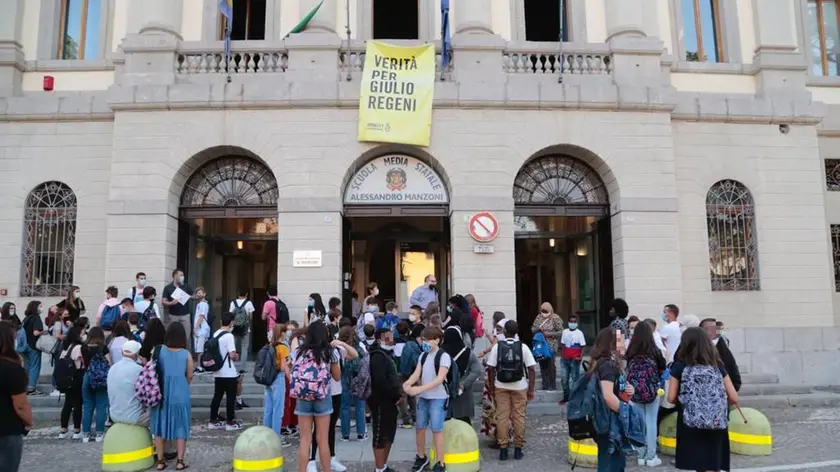 Studenti all'ingresso della scuola media Manzoni