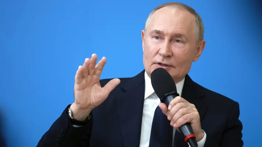 epa11579877 Russian President Vladimir Putin holds an open lesson 'Talking of What Matters' at the secondary school No 20 named after Heroes of the Fatherland in Kyzyl, Republic of Tuva, Russia, 02 September 2024. EPA/VYACHESLAV PROKOFYEV / SPUTNIK / KREMLIN POOL MANDATORY CREDIT