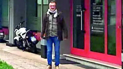Fabio Maset davanti alla sua scuola guida