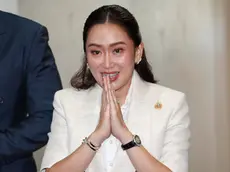 epa11550860 Pheu Thai Party's leader and candidate for prime minister Paetongtarn Shinawatra greets the media upon arrival to monitor the parliamentary vote to elect the new prime minister, at the Pheu Thai Party's headquarters in Bangkok, Thailand, 16 August 2024. The ruling Pheu Thai Party and alliance parties will nominate Paetongtarn Shinawatra, the youngest daughter of ousted former premier Thaksin Shinawatra, in the parliamentary vote to become Thailand's 31st prime minister and form the 11 party coalition government. EPA/RUNGROJ YONGRIT
