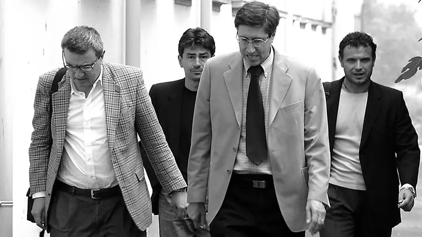 Giancarlo Buonocore insieme con gli inquirenti di polizia e carabinieri e il medico legale durante un sopralluogo dopo un omicidio a Udine