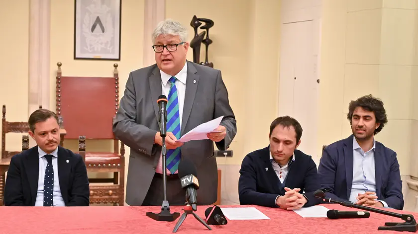 Il sindaco Alberto Felice De Toni presenta la nuova giunta nel Salone del popolo a Udine (foto Petrussi)