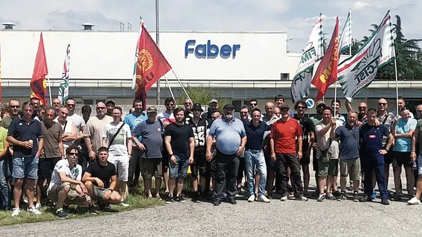 I dipendenti della Faber di Cividale hanno scioperato ieri per il mancato accordo relativo al premio di produzione