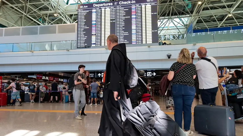 Turisti all'aeroporto Fiumicino di Roma, 22 giugno 2024. La media giornaliera di giugno e' di oltre 150 mila viaggiatori. Ansa/Telenews
