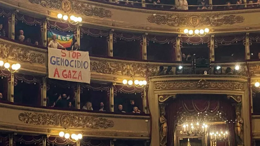 Foto di uno degli striscioni pro Gaza srotolati alla fine della prova generale del concerto di natale alla Scala. Credit di Francesco Lattuada che dà il permesso di usarla