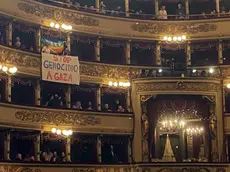 Foto di uno degli striscioni pro Gaza srotolati alla fine della prova generale del concerto di natale alla Scala. Credit di Francesco Lattuada che dà il permesso di usarla