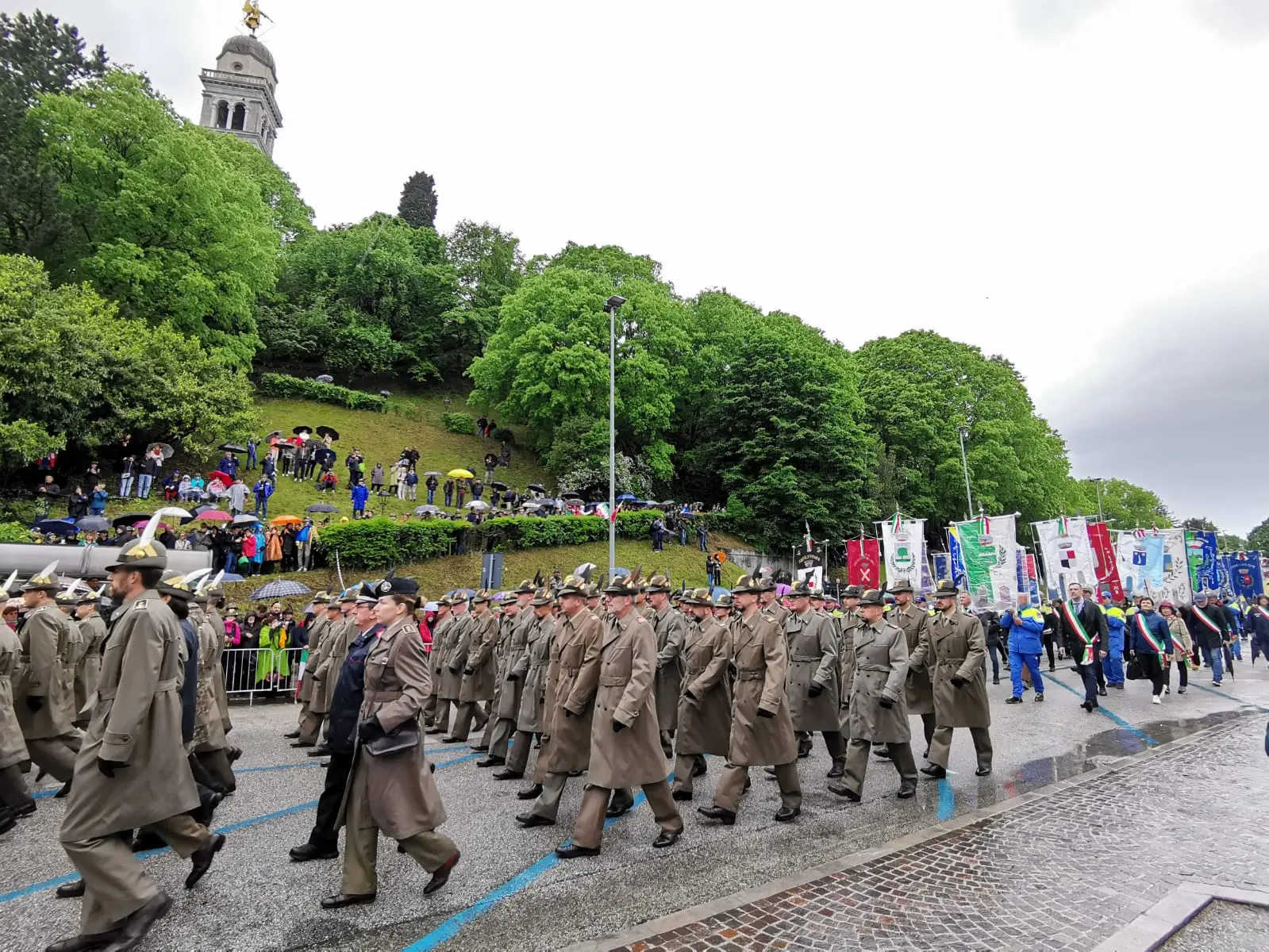 Tantissima emozione per la sfilata degli alpini: marciano 70 mila penne nere. Presente anche il presidente del consiglio, Giorgia Meloni, che ha indossato il cappello da alpino. Ad aprire il corteo lo striscione dell'Adunata (Alpini, la più bella famiglia) seguiti dalla Fanfara della Julia e dal gonfalone di Udine. Dopo in marcia le portatrici carniche, uno striscione dedicato a Cainero e il labaro con il ministro della Difesa Crosetto (Foto Petrussi, Seu, Cescon)
