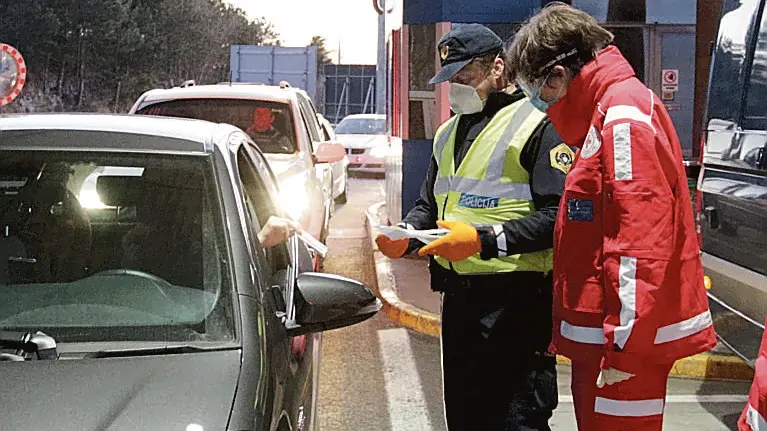 Verifiche di polizia e sanitari lo scorso anno al valico di Fernetti