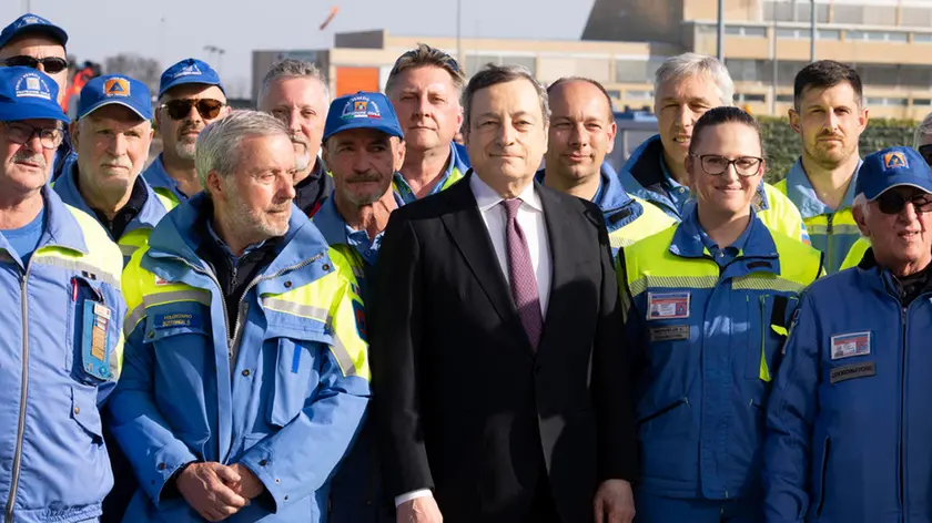 Il presidente del Consiglio Mario Draghi a Palmanova (Udine), dove ha visitato la sede regionale della Protezione civile e l'hub dove sono stoccati i mezzi e i materiali in partenza per l'Ucraina, 21 marzo 2022. ANSA/ US PALAZZO CHIGI/ FILIPPO ATTILI +++ ANSA PROVIDES ACCESS TO THIS HANDOUT PHOTO TO BE USED SOLELY TO ILLUSTRATE NEWS REPORTING OR COMMENTARY ON THE FACTS OR EVENTS DEPICTED IN THIS IMAGE; NO ARCHIVING; NO LICENSING +++