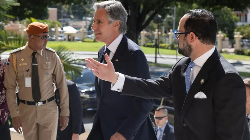 epa11589722 US Secretary of State Anthony Blinken (C) arrives at the National Palace for a meeting with Dominican Republic President Abinader in Santo Domingo, Dominican Republic, 06 September 2024. Blinken will discuss 'issues of common interest' with Dominican President Luis Abinader on 06 September, according to the a statement from the office of the Dominican Presidency. EPA/ORLANDO BARRIA