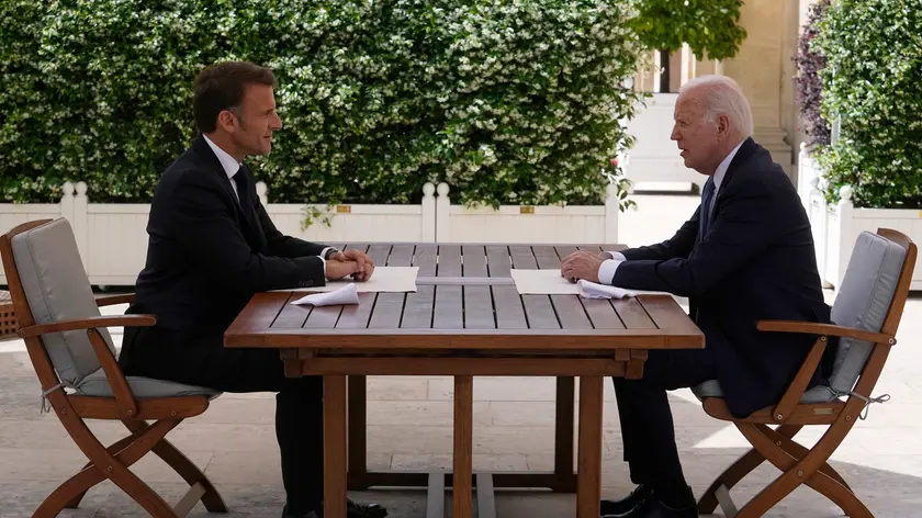 epa11397556 French President Emmanuel Macron (L) talks with US President Joe Biden (R) at the Elysee Palace in Paris, France, 08 June 2024. US President Joe Biden is being feted by French President Emmanuel Macron with a state visit, as the two allies aim to show off their partnership on global security issues and move past trade tensions. EPA/MICHEL EULER / POOL MAXPPP OUT