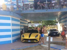 L'auto di Balotelli parcheggiata in spiaggia: in molti hanno fotografato la vistosa Ferrari di Super Mario